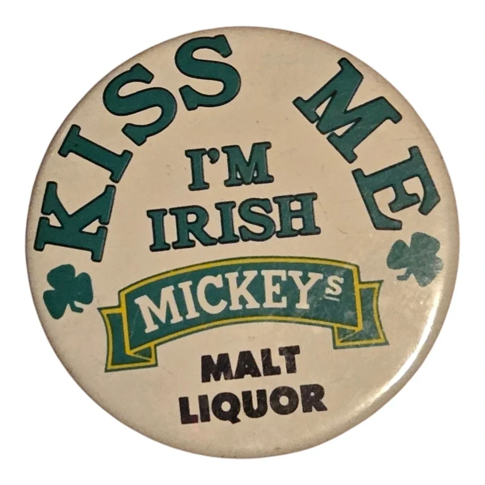 Vintage Kiss Me I'm Irish Mickey's Malt‎ Liquor Irish St Patricks Day Pin Button